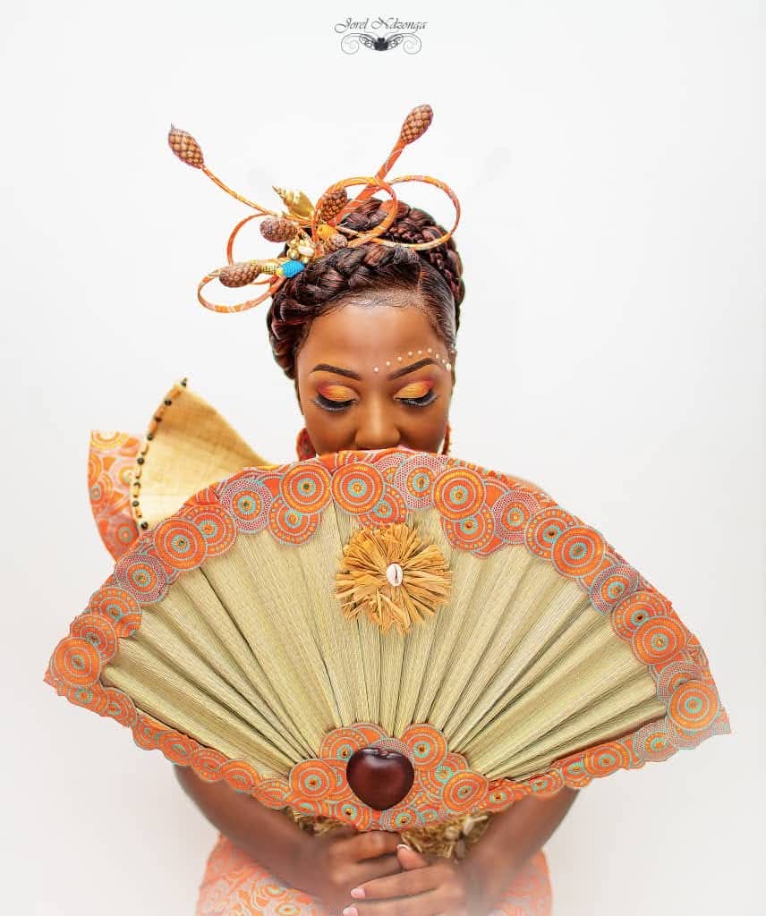 Portrait de la mariée · éventail traditionnel — Coutumier